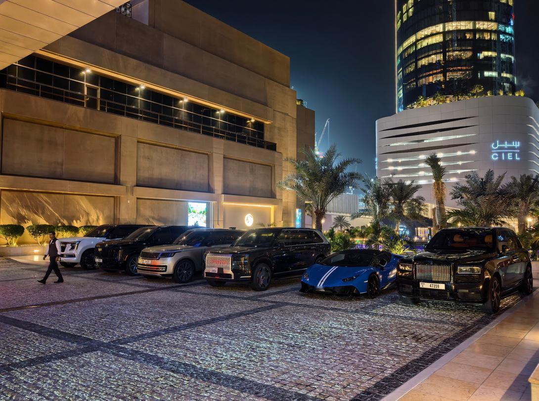 无奖竞猜 图中C位是什么车？
近一年你有没有隐约觉得，超豪的泡沫，是不是也快被戳