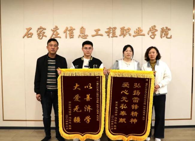 2024年，河北2名大学生坐网约车，然而刚走1公里，司机就把车停在路边，对他们说