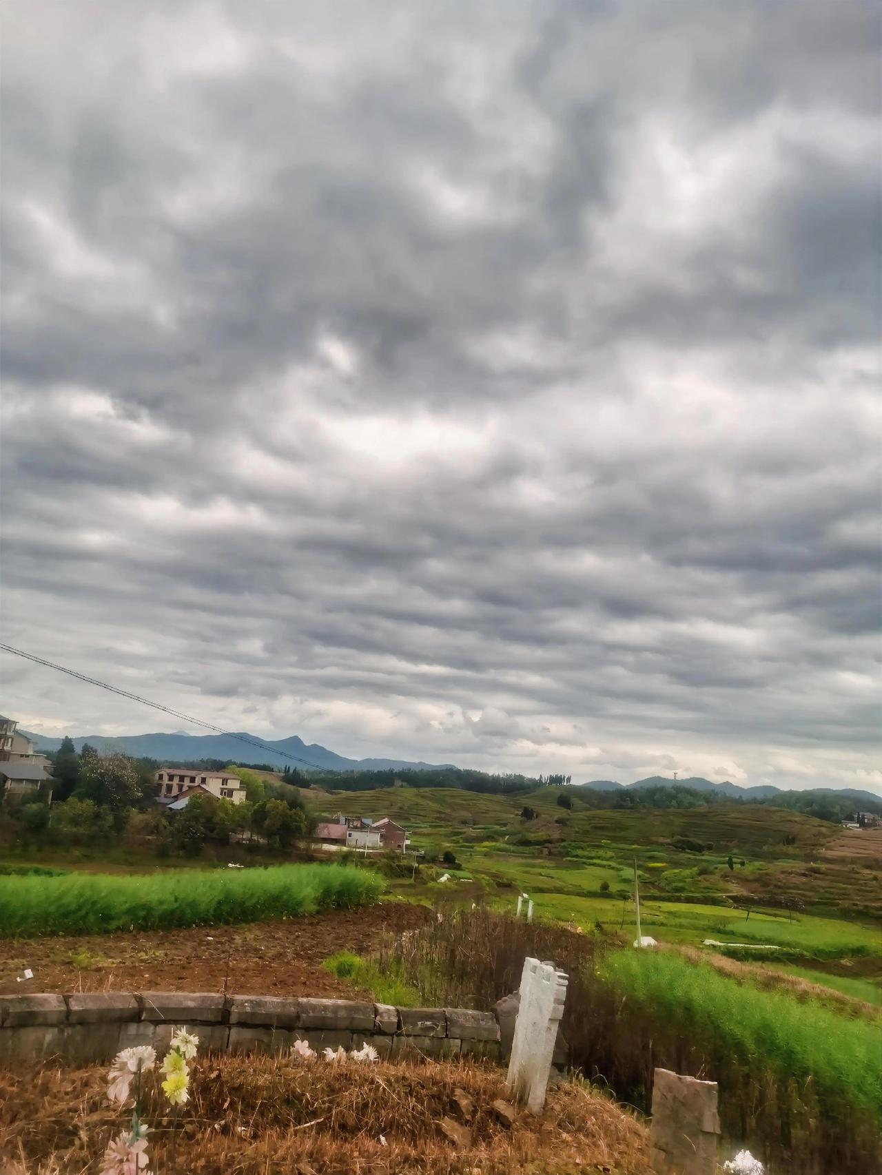 我们在时间的长河里客串主角，
与其追着夕阳跑，
不如此刻就站在光里。

去爱，