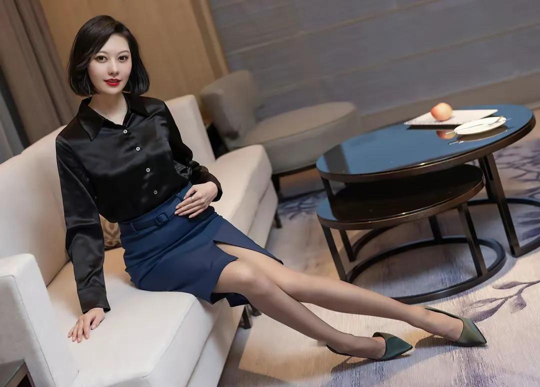 中年女人的魅惑，中短发，大眼红唇，黑丝长腿