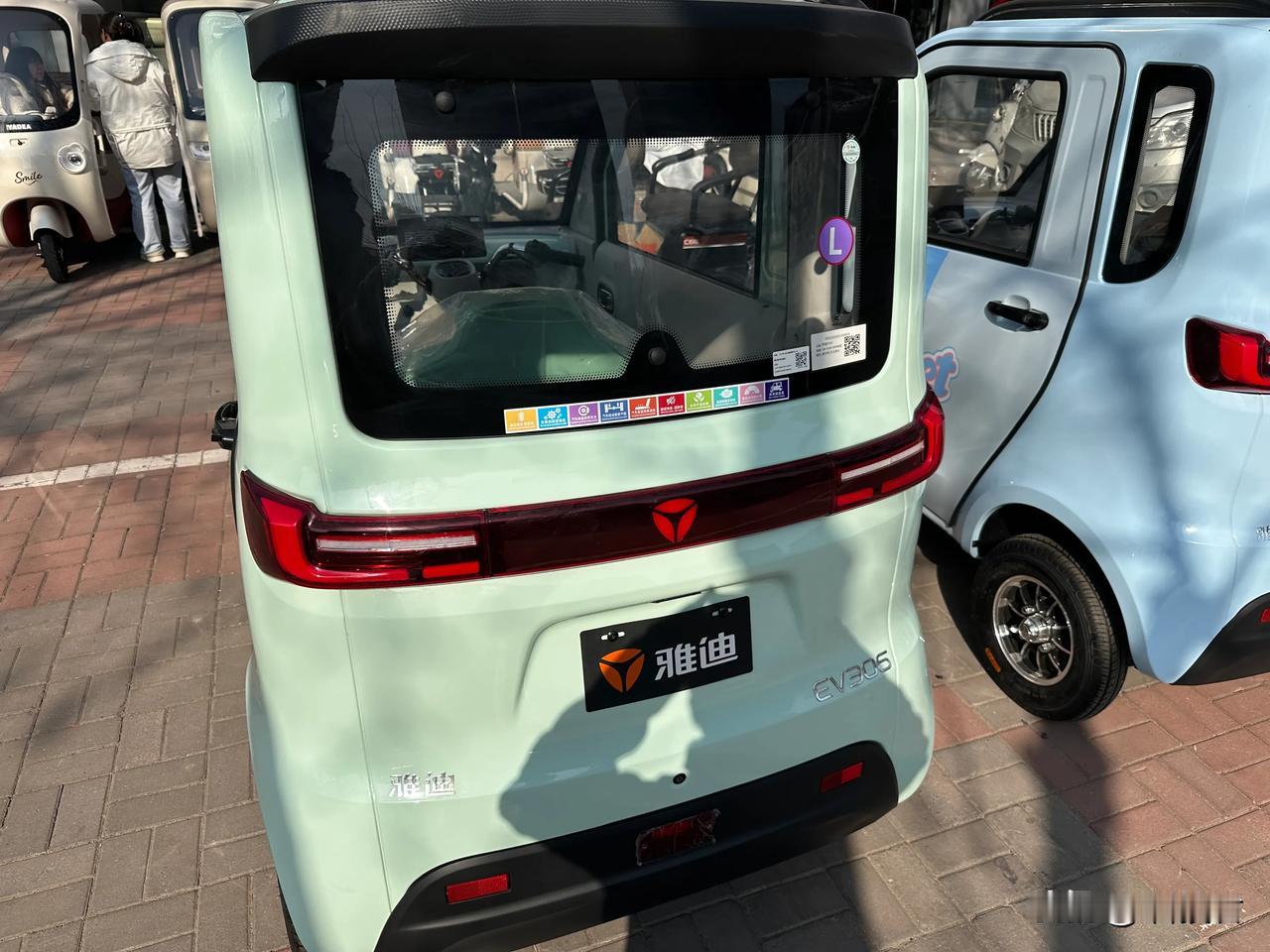 看到能上牌照的三轮车，可以正规上路，9200块钱一辆，买的人真多[捂脸]