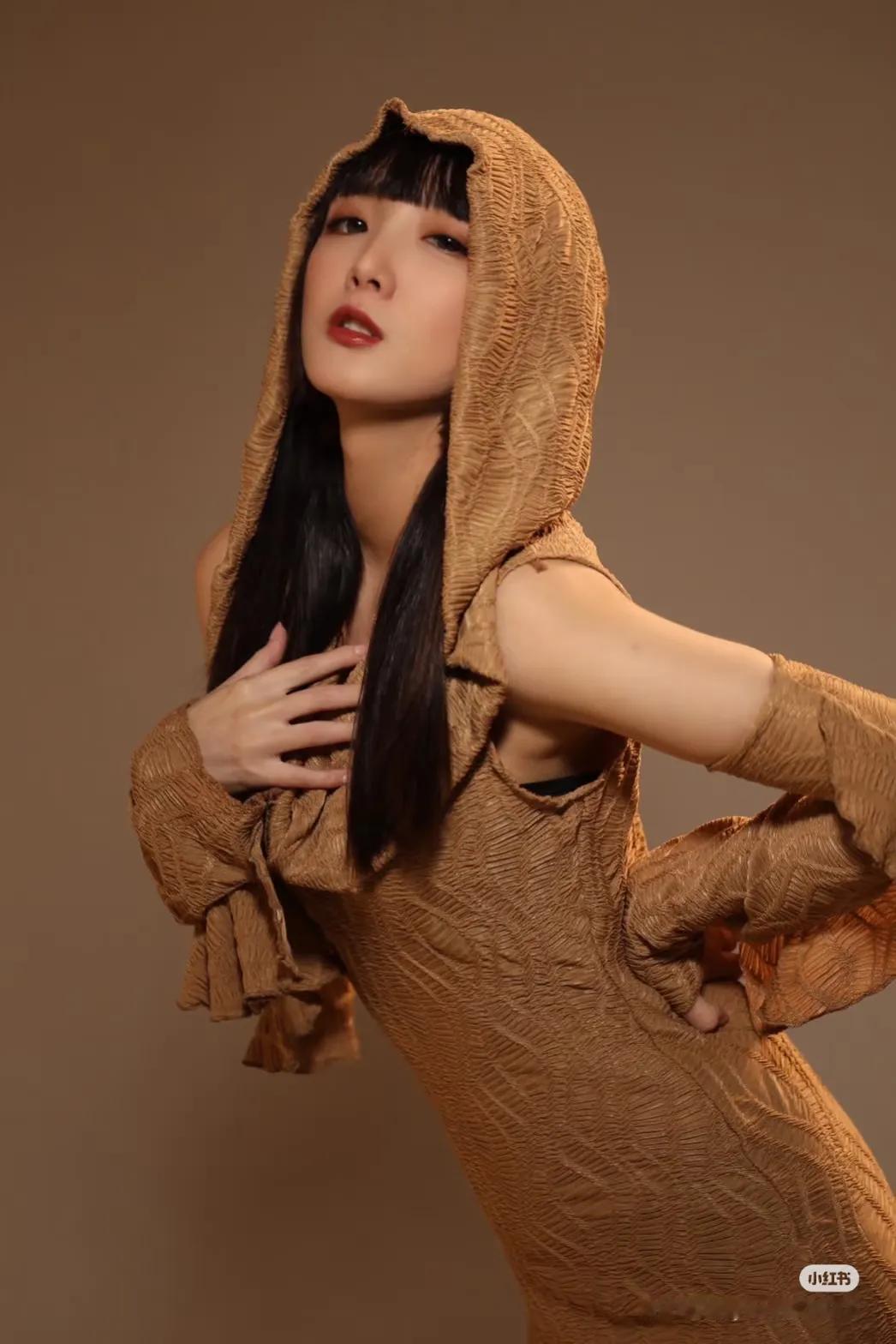 话说台湾近几年就推出了许多颜值和气质都相当不错的新晋模特，而耿耿就是其中之一。凭