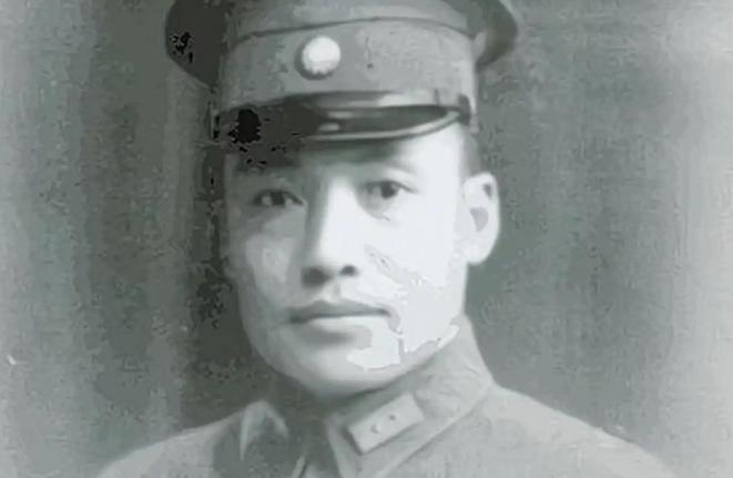 1935年6月14日，湖北咸丰忠堡战役刚刚结束，山路上横七竖八都是枪炮和伤亡的痕