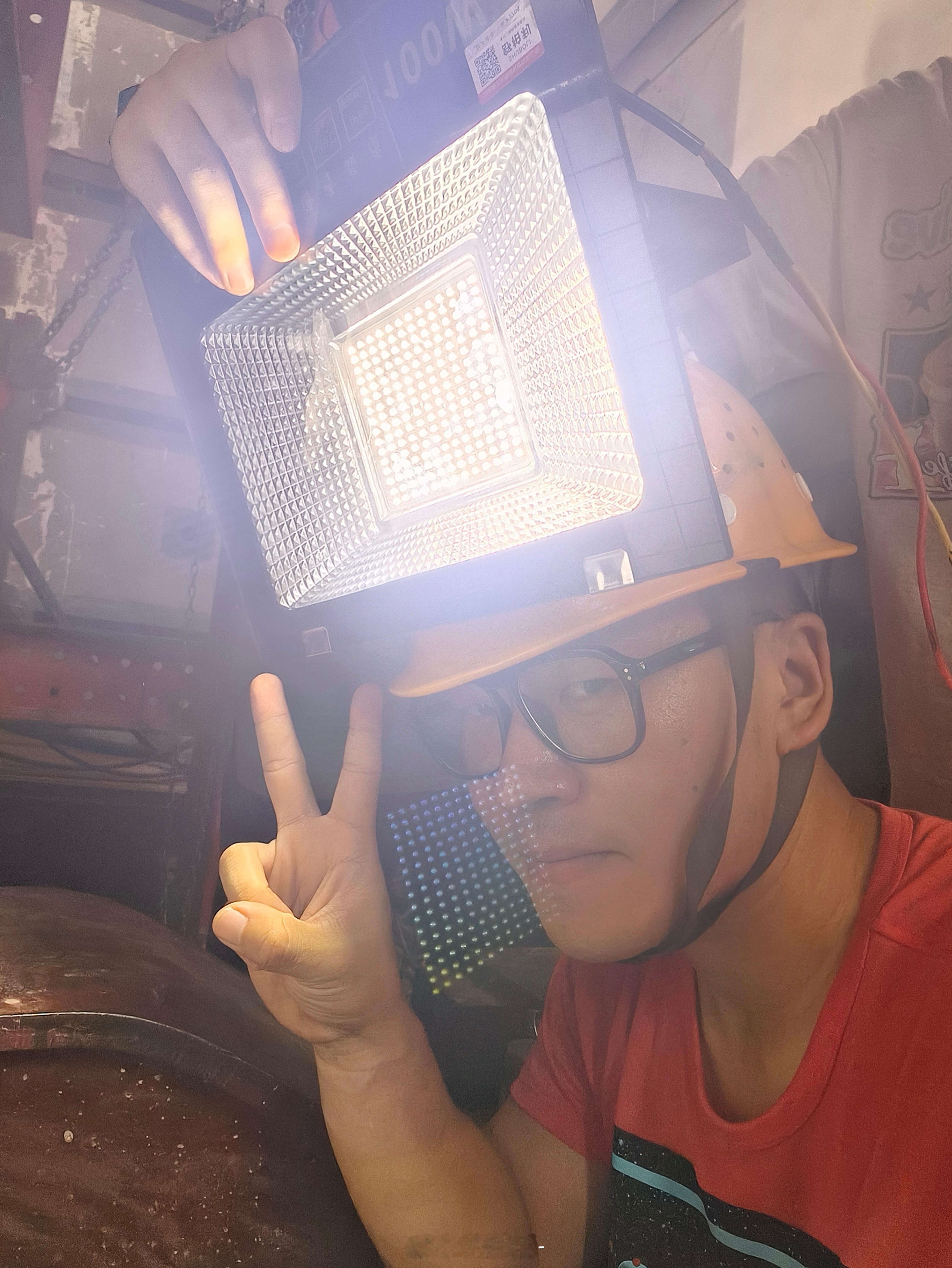 最近忙疯啦……今天奔40度，中午12点多在陪练网球[允悲][太阳][太阳][太阳