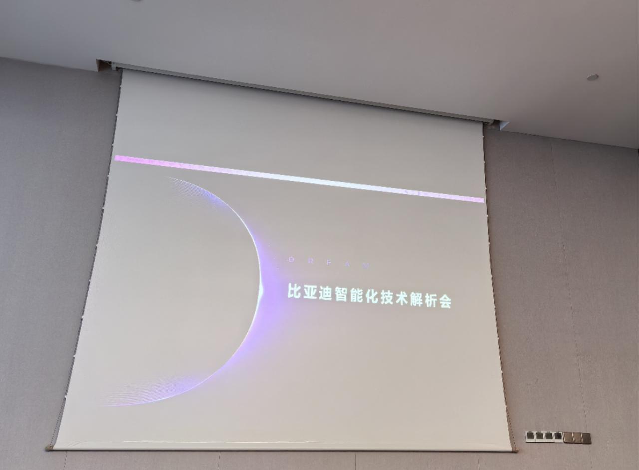 比亚迪真的把用户需求给逐磨透了，可解藕的方向盘作为游戏操作手柄随便转向操作也而不