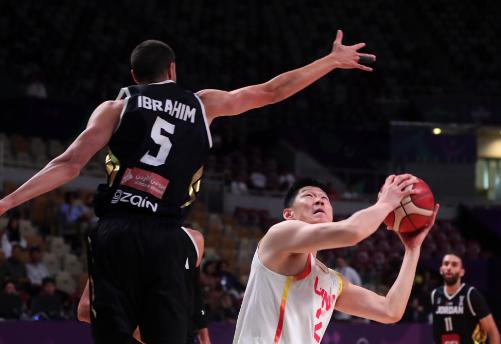 帮助中国男篮赢球的最大功臣并不是赵继伟与胡金秋，就在上场遭遇战，当中国男篮以10