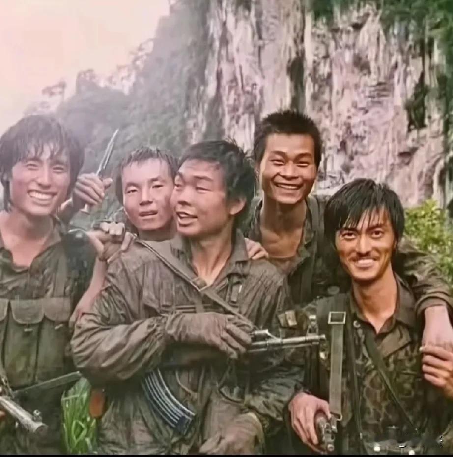 这是第15侦察大队郜玉井和战友们执行完任务后归来的合影。
郜玉井来自山东菏泽，是