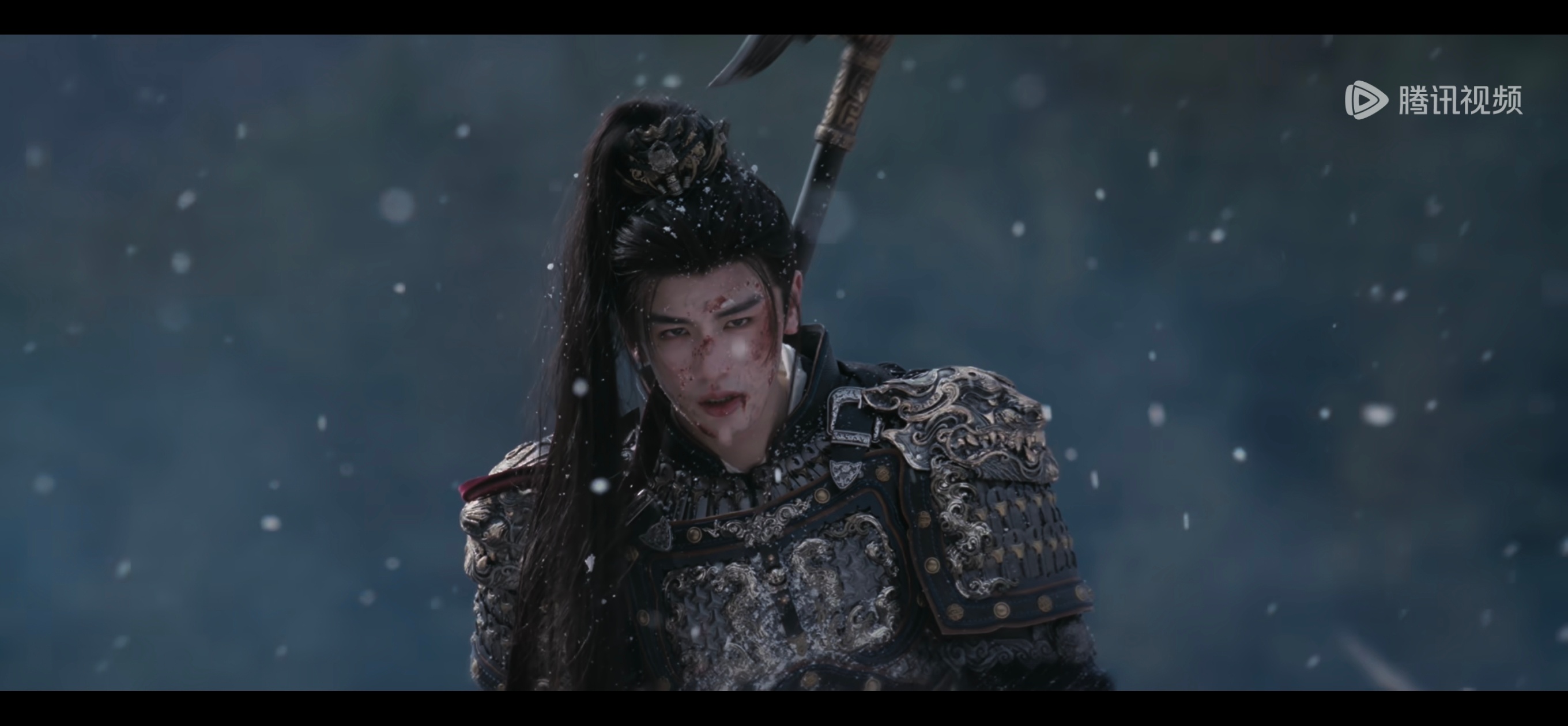 女主雀斑妆都看得见，只要打光好了照样可以拍的漂亮啊，压根不需要磨皮滤镜 