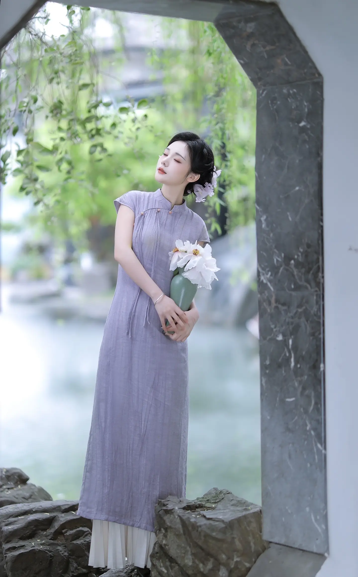 你眼中总是带了一些淡淡的忧伤。