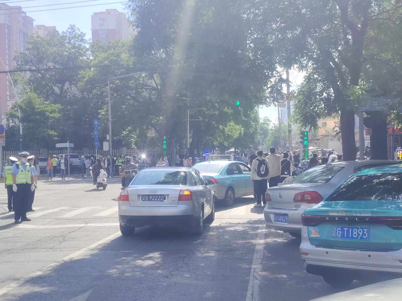 锦州高考学子正在享受国宾护卫待遇
一年一度的高考开始了，锦州城进入高考氛围，早市