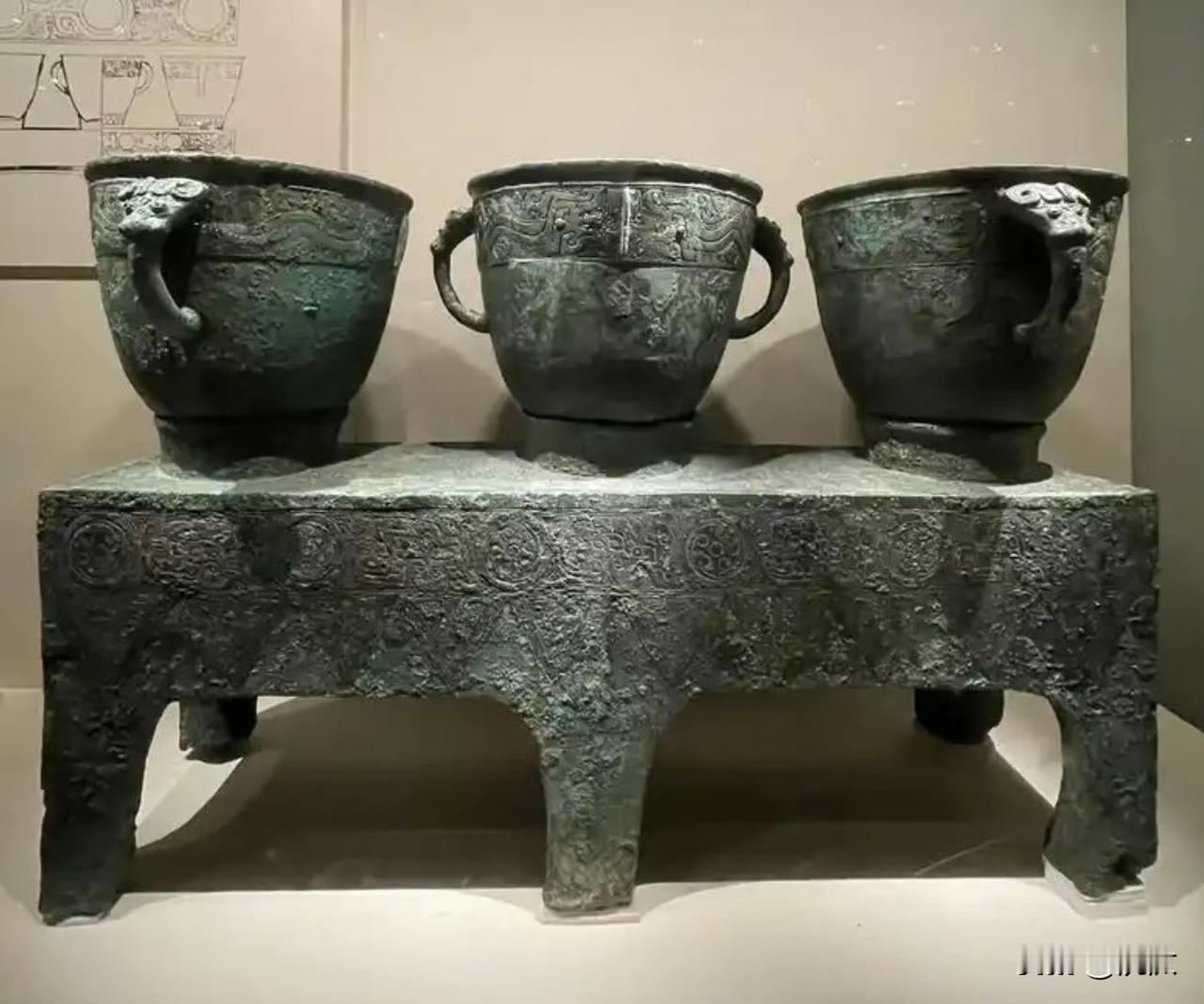 鼎有很多个，三联甗只有一个，有“妇好”铭文，又是妇好墓出土的，肯定是妇好的，在墓