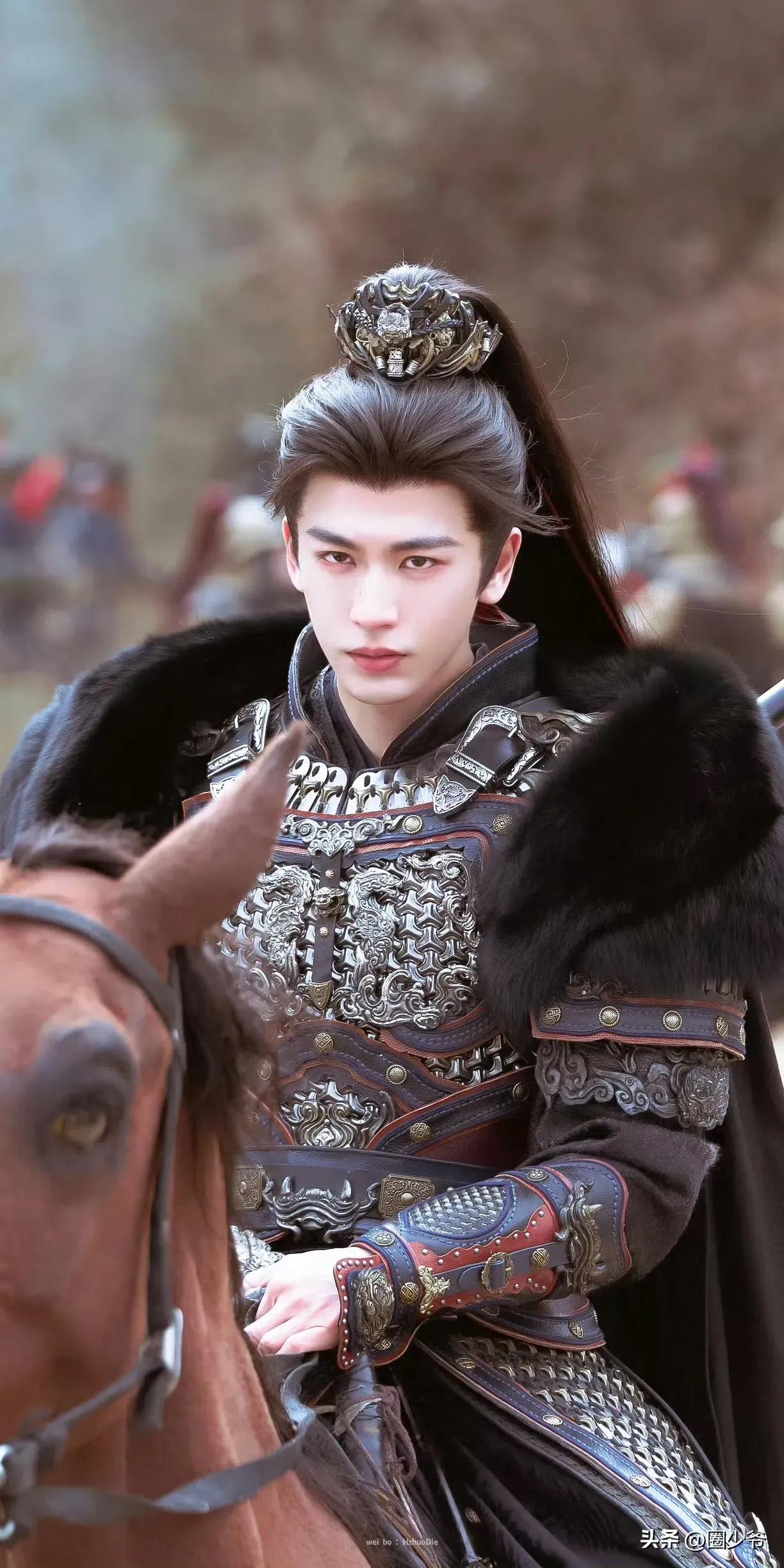 有些男人是心理不平衡，因为张凌赫这雉鸡翎冠造型，迷倒了万千少女。
张凌赫出生江苏