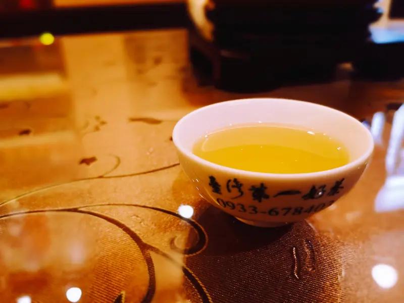 看到“清茶一杯谈天下”这个上联，瞬间感觉意境好悠远。这上联描绘出一种闲适又胸怀天