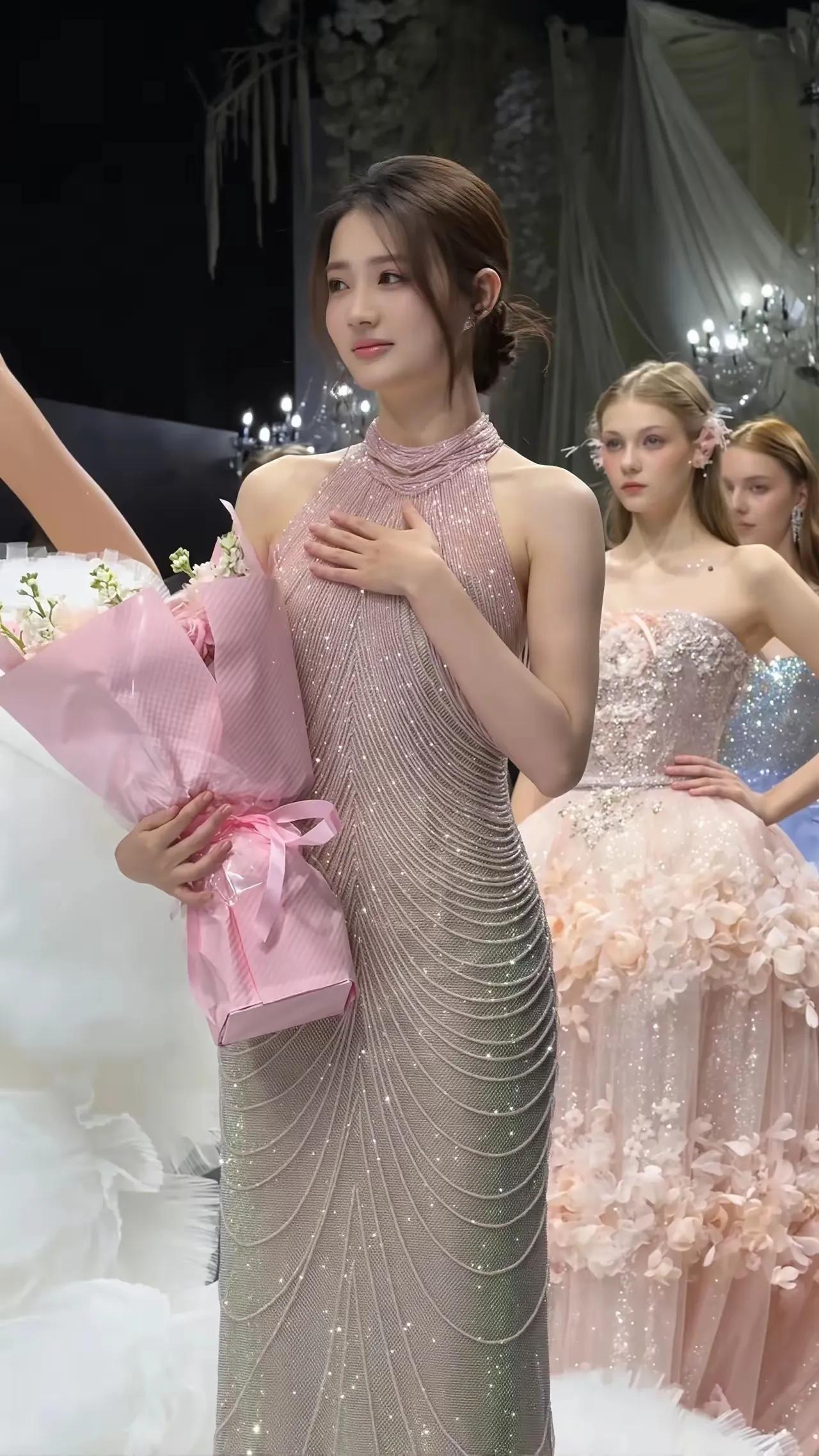 全场的目光都聚焦在你一人