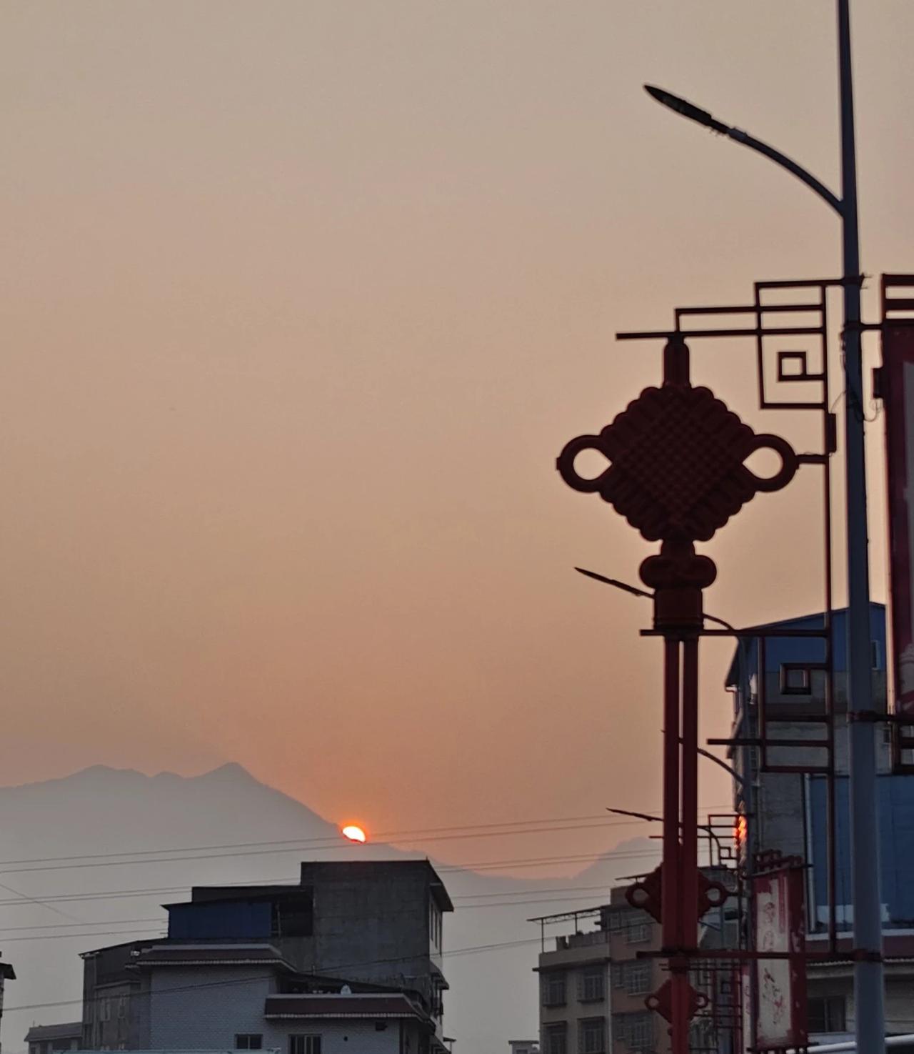 日出东方，上班相遇。日出之美随手拍 上班路上有日出 随手日出