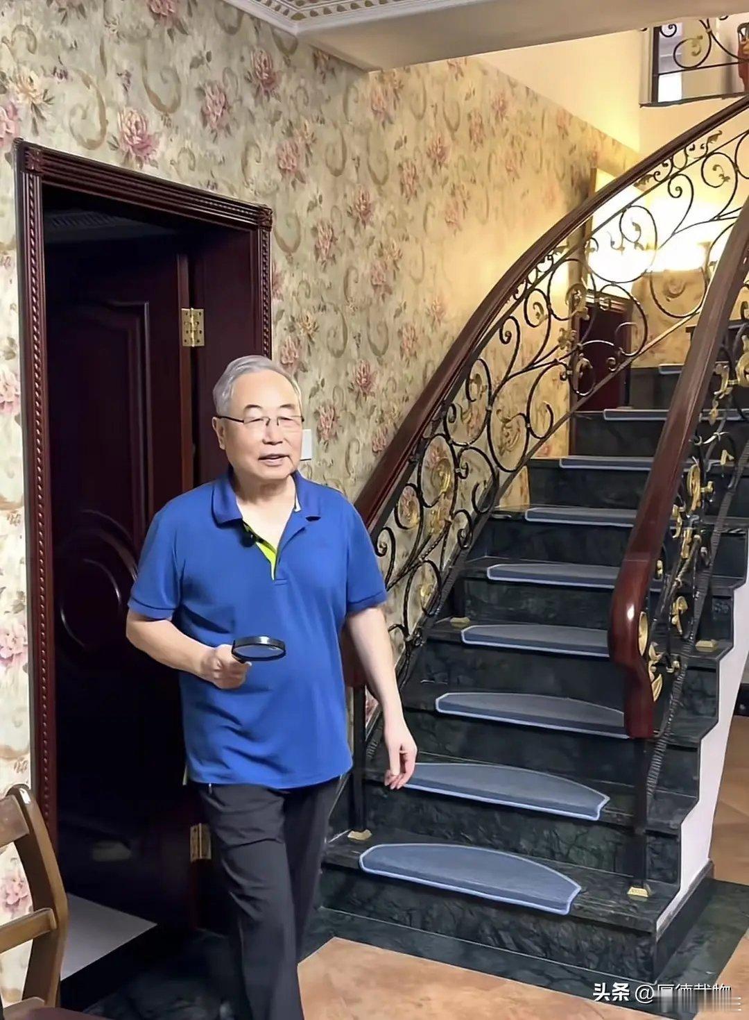 44岁关凌回娘家，父母在北京住300平复式 ​​​