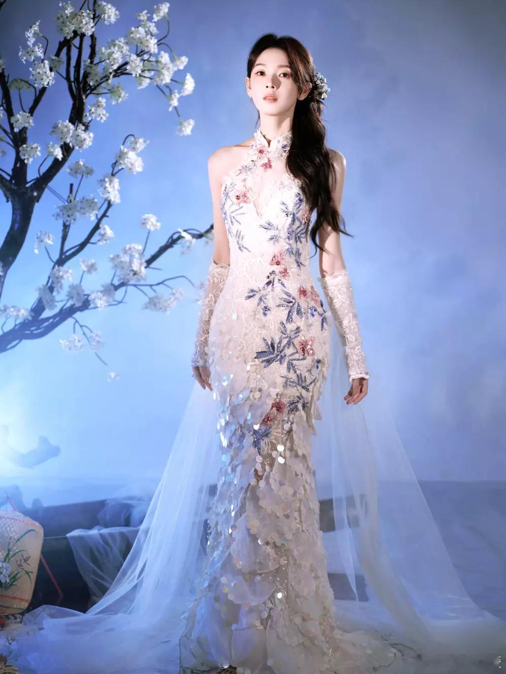 文亦娱乐陈瑶穿新中式旗袍婀娜多姿 花树下抚琴气质清雅温柔 