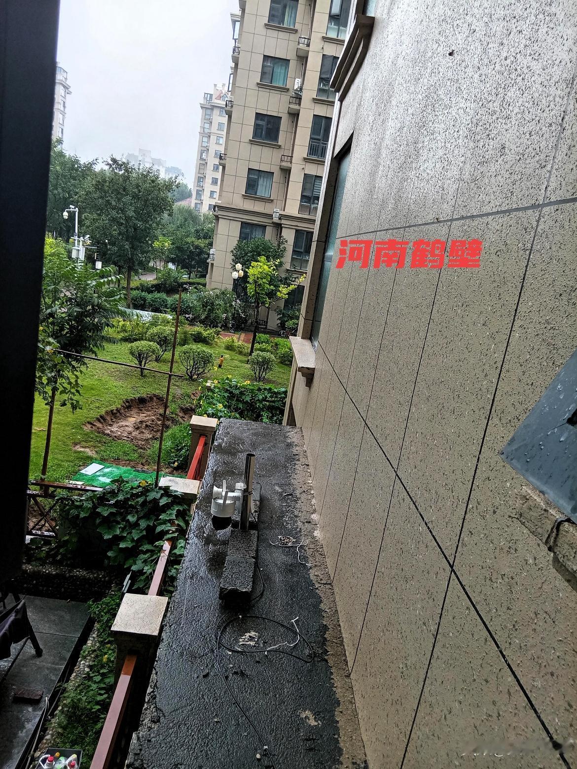 河南鹤壁下起中雨！瞬间凉快，出门务必注意安全🌧️
 
鹤壁的家人们，此时此刻咱