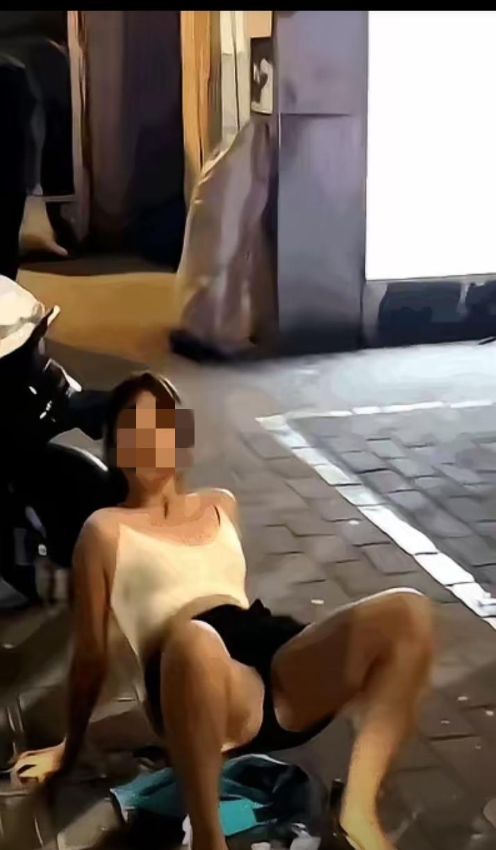 这姑娘早上醒来，
想“嘎”的心都有了。
手机一刷，满世界都是自己在大马路上“做法