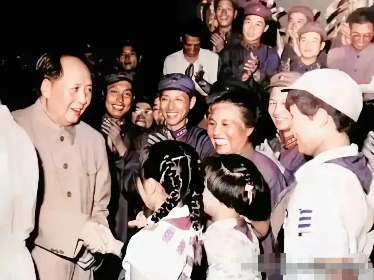 🙏请停留几秒，为伟人点个赞送朵花💐
《毛主席的党性修养》
在历史的画卷中，您