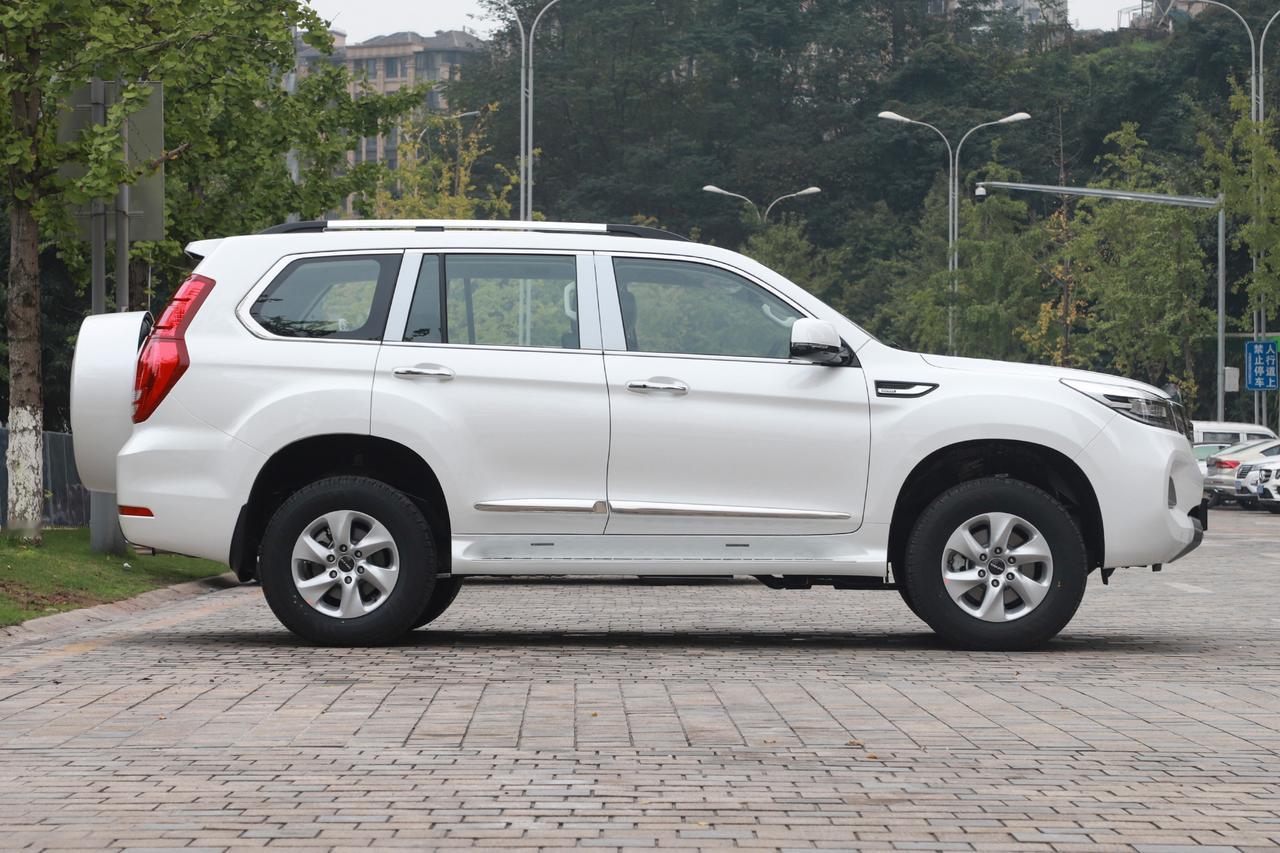 女生喜欢硬派越野车，本质是功能需求、情感偏好与个性表达的结合，具体可以归结为这几