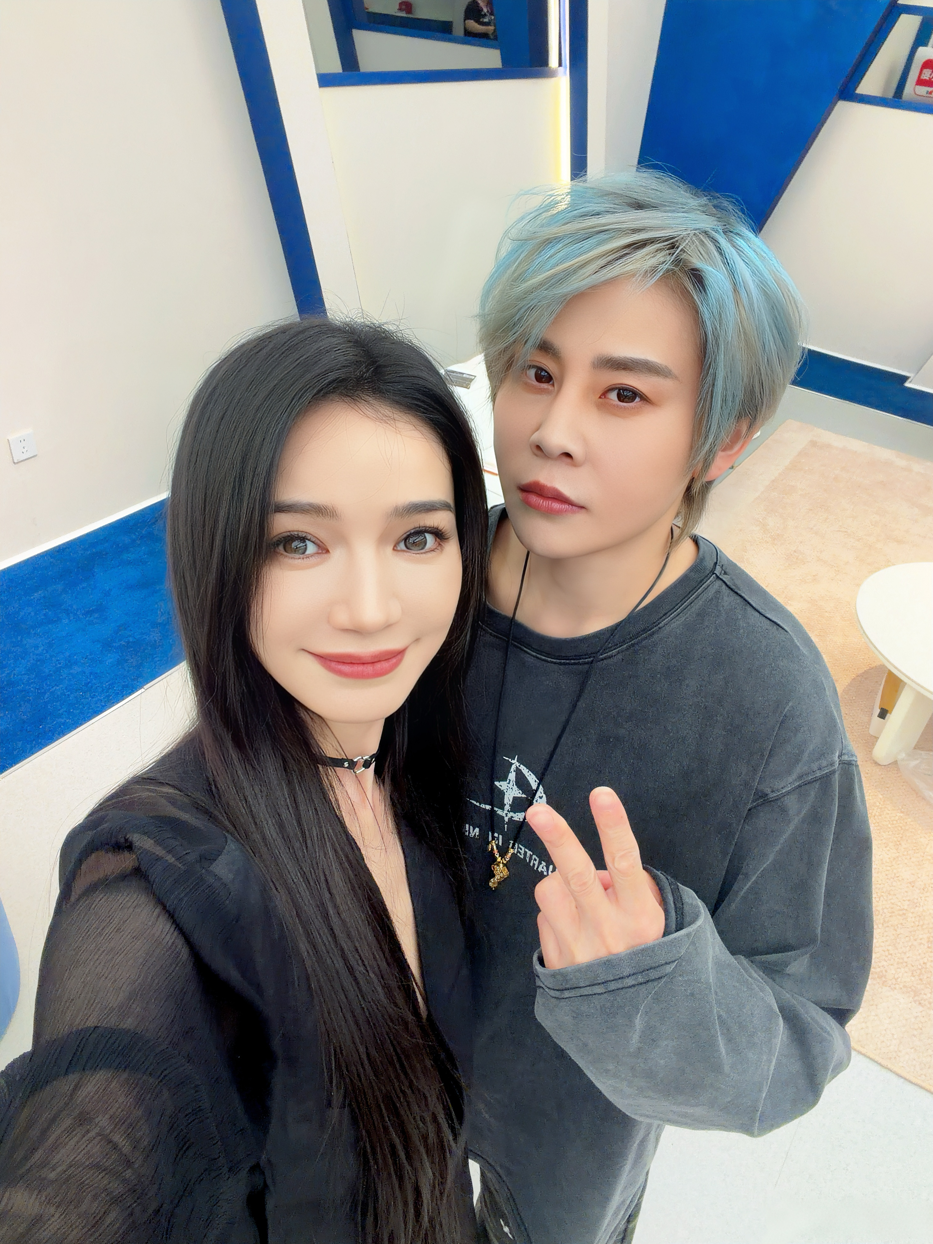 代斯姐好事做尽………………终于能让我清晰地看到王濛的发色确实是灰蓝色了，王濛真的