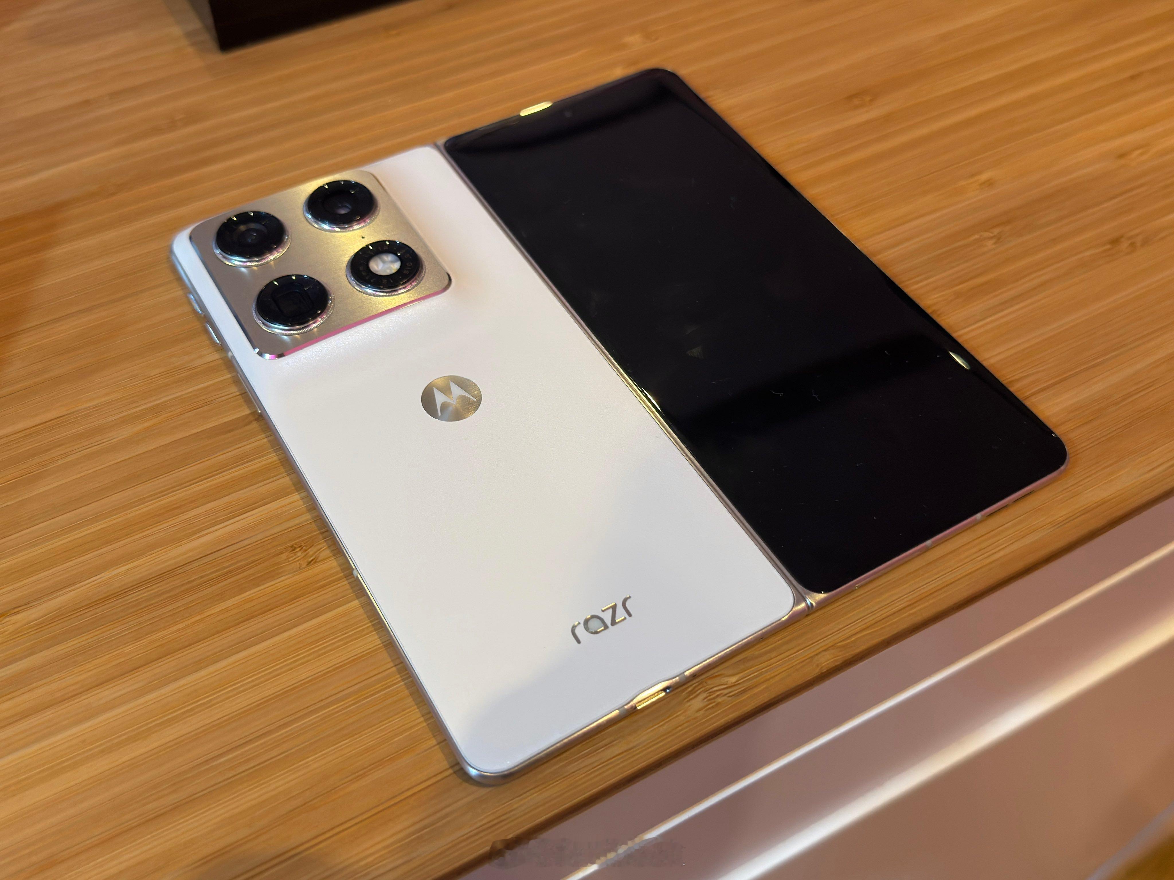 想知道Motorola Razr Fold的详细配置，比如处理器、屏幕分辨率、折