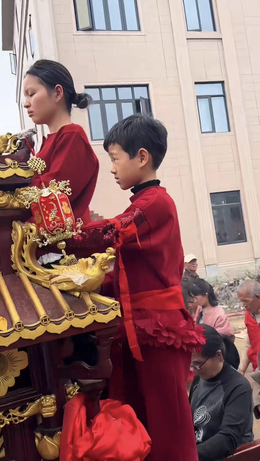 正月初二，湛江拾石村妈祖巡游闹大了！

大出资方许姓富商，为了让自家6岁男童“耀