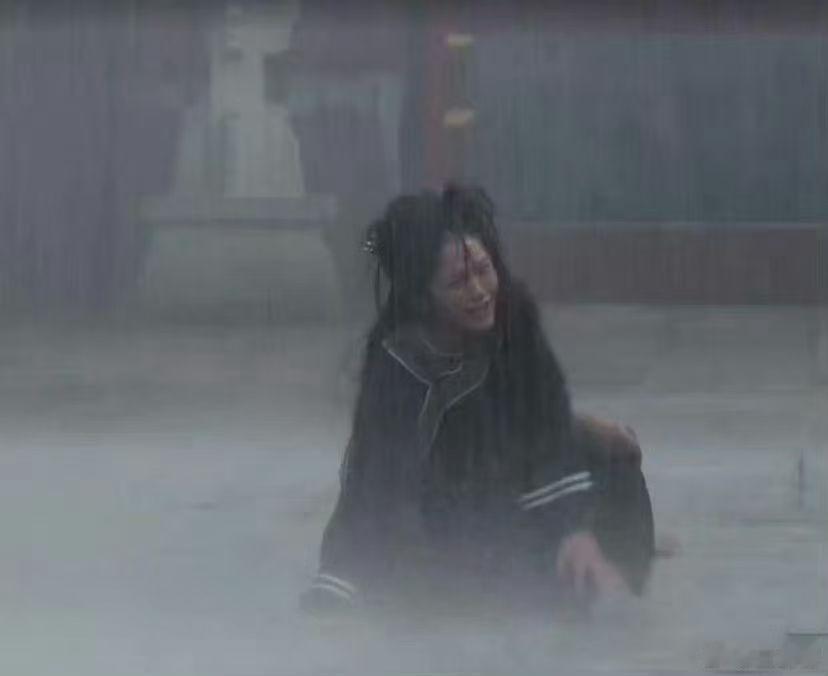 北京大雨有网友形容今晚北京的雨⬇️，这个雷打的确实挺大 