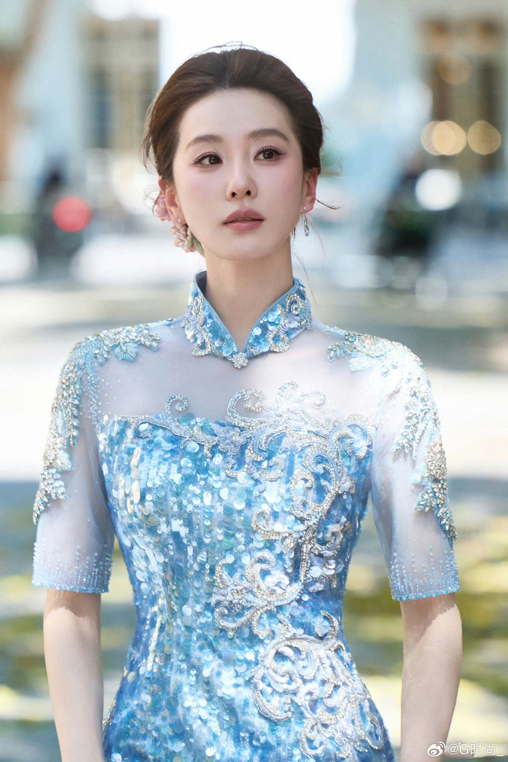 刘诗诗越南活动造型，一袭六礼「青澜序」特别定制新中式礼服亮相。清透蓝色裙身缀满精