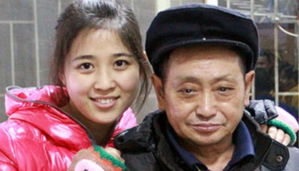 1990年，重庆36岁光棍捡到了一个女婴，含辛茹苦将她拉扯长大。没料到，养女成年