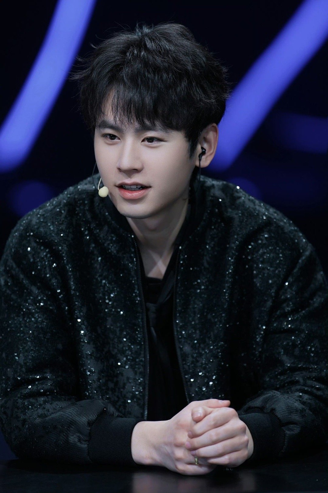 #无畏blingbling的评论席#无畏这一套好闪呀，颜值也巨高！ ​​​