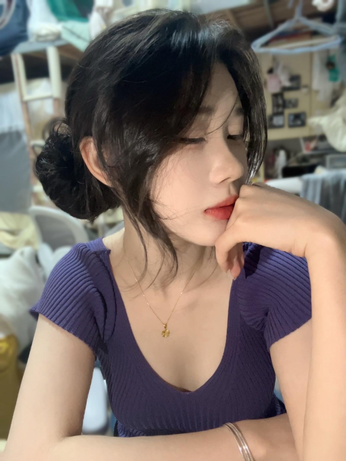 你的眼睛像星星一样明亮 已经不需要更多眼泪来丰富它们了 可你还是流泪 太多次
