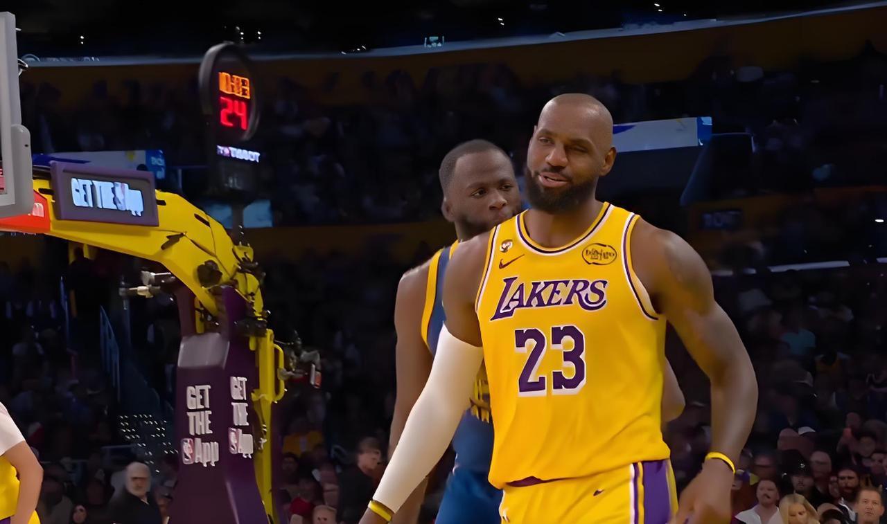 也就格林敢这样，迎着詹姆斯命中三分，随后一顿疯狂输出。

今天上午的一场焦点战，