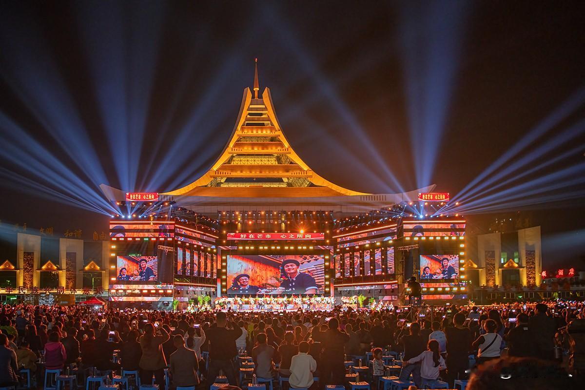 每日图      芒市广场不夜天：
              目瑙纵歌节的热闹