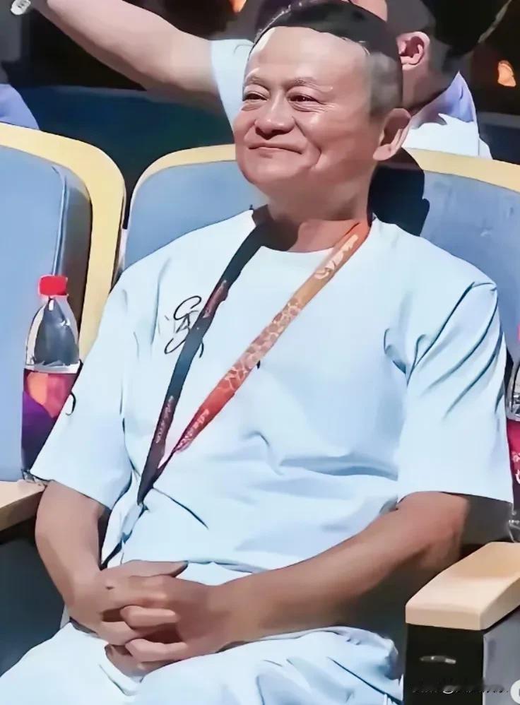 马云现身杭州，发福引热议！

刷到马云在杭州阿里云谷园区露面的消息没？他一出现，