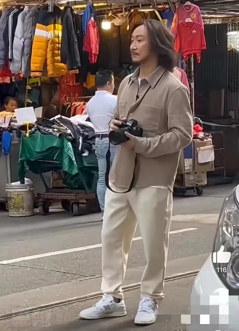 这么有钱这么成功也会抑郁
真实情况是他跟他女经纪人搞在一起，他老婆知道了，他怕他
