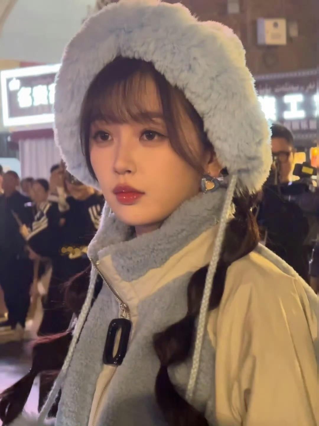 网友在乌鲁木齐偶遇虞书欣拍的live图真的很可爱灵动[羞嗒嗒]期待虞书欣的卫枝[