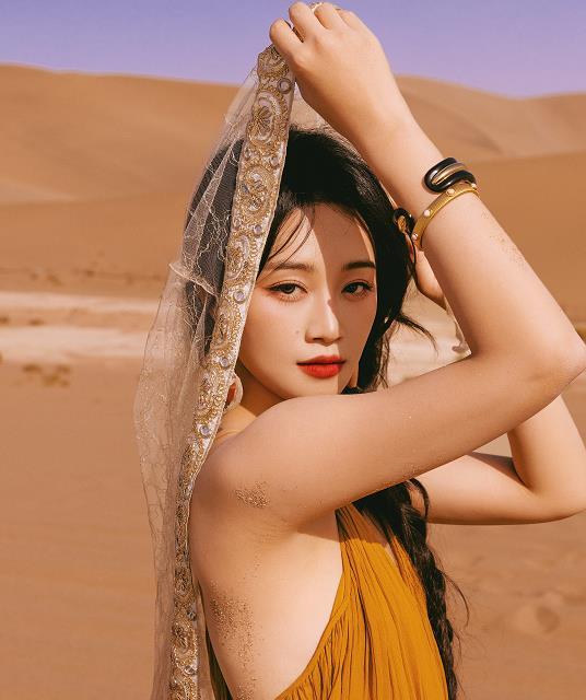 蓝盈莹新恋情 有网友曝光蓝盈莹找了新男友，俩人一起站角落里吃同一碗蛋糕，称姐姐选