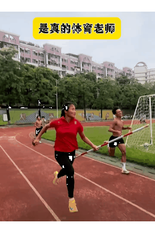 这才是，真正的好教练！

广东某中学，一名女教练，陪着学生练习短跑，看着学生的速