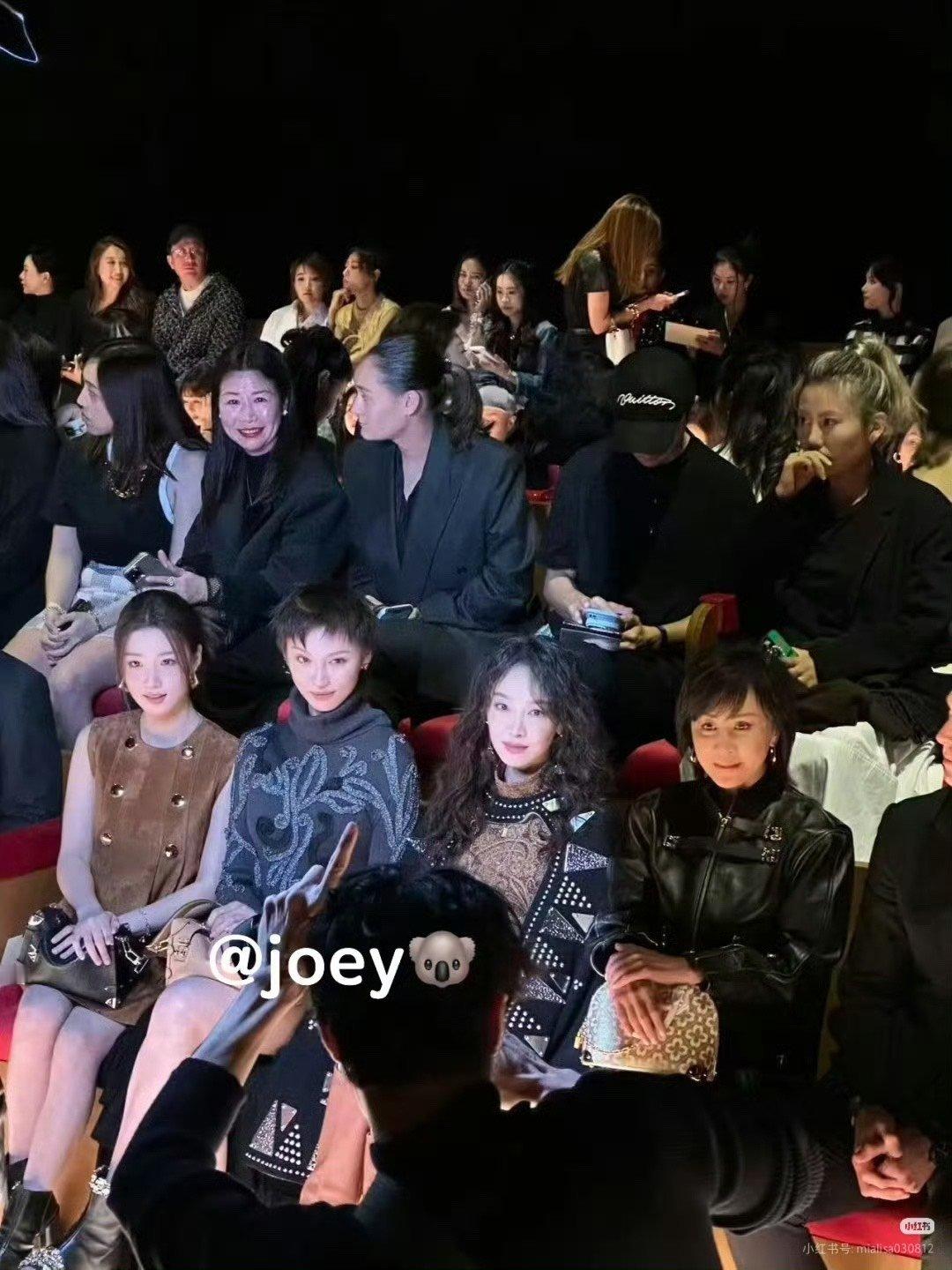 刘嘉玲宋茜卢昱晓同框看秀 