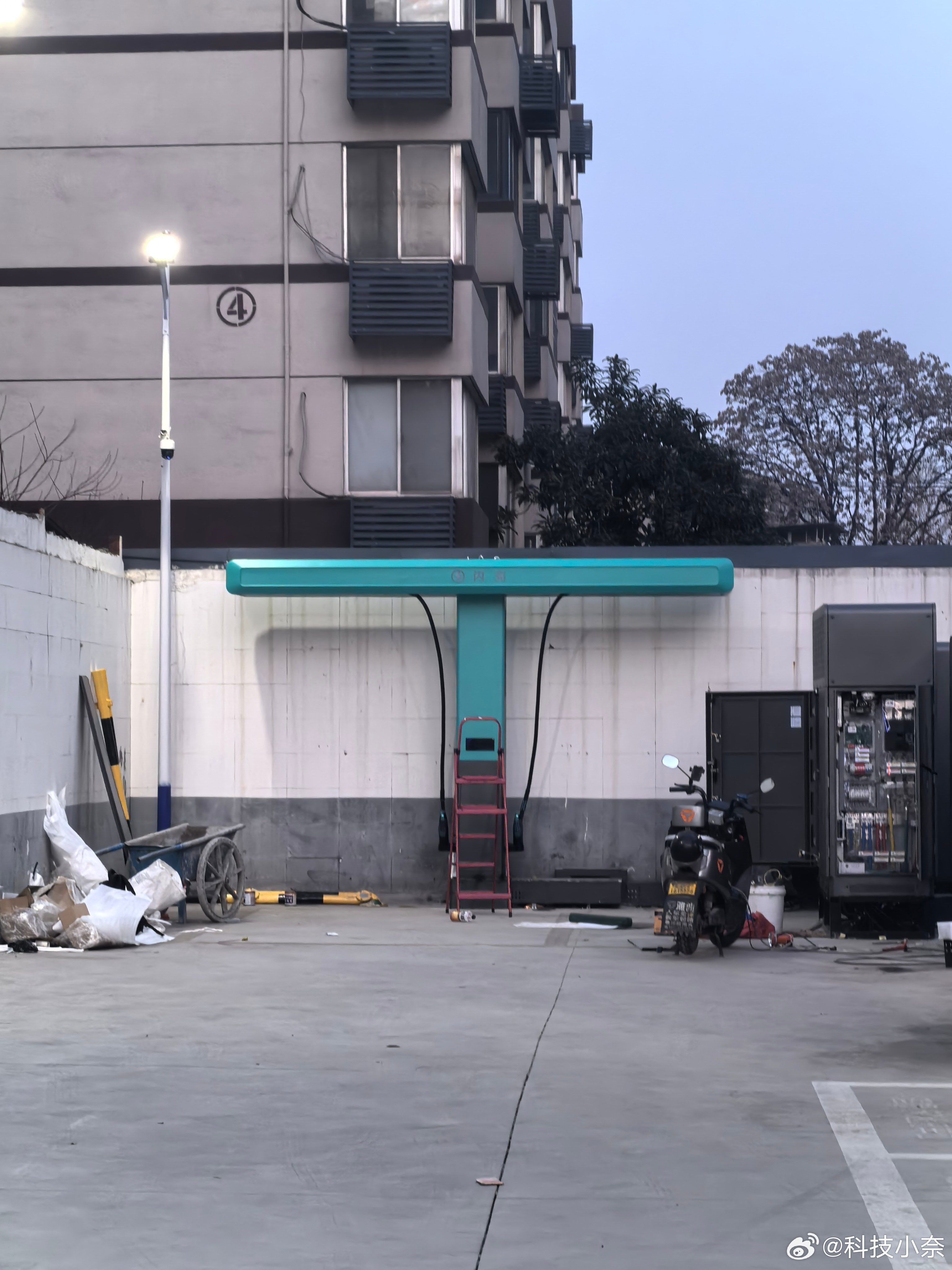 刚跟妍总下楼吃饭，路过一个停车场转头一看，诶！这不是比亚迪的新闪充桩嘛，还有师傅