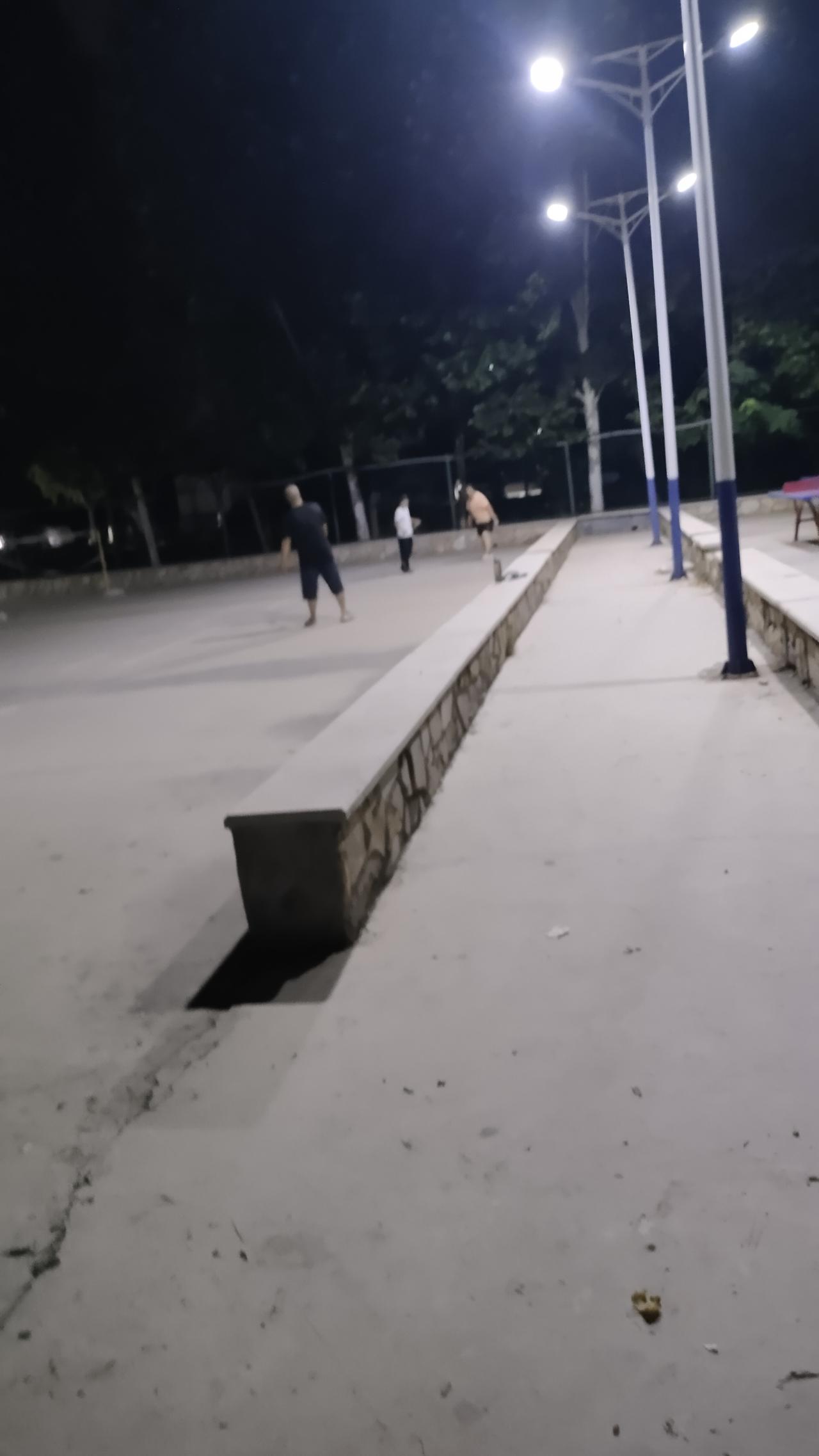 晚上打完球，我坐在一边挠脚面。
活动着也被蚊子咬了，秋天的蚊子咬人是真狠。这几天
