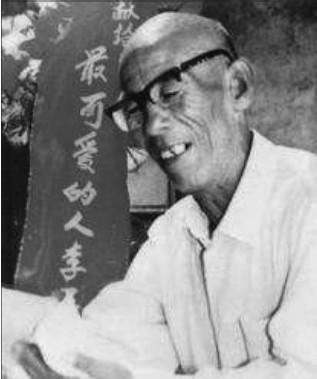[太阳]1990年，东北一大爷得知儿子当兵被拒，他为儿子来到军营，拿着小学课本，