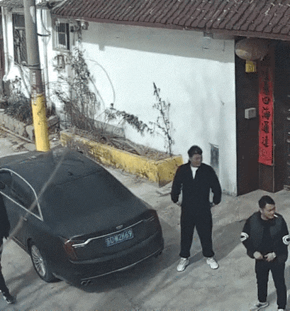 暖心了。江苏，一女子的丈夫去世了，本以为人走茶凉，不料丈夫生前的三个铁哥们好兄弟