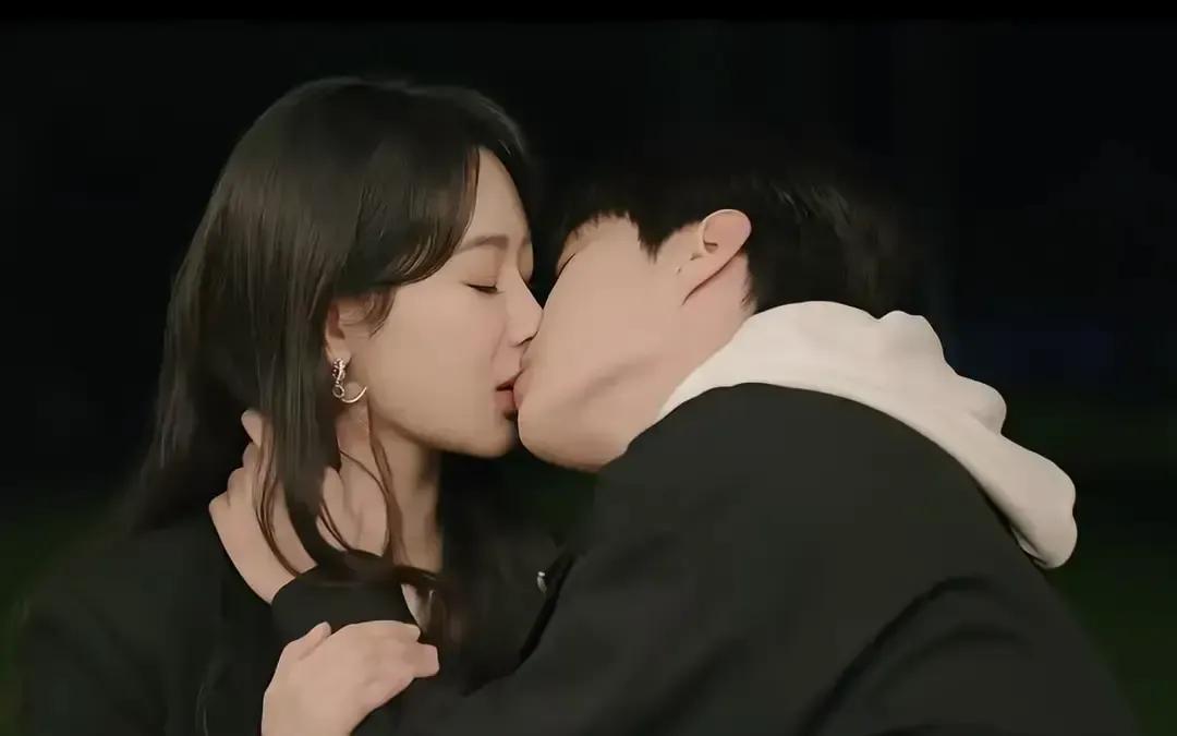 小伙刚亲完女友就追问“除了我还有谁”，女孩一句“正在数”直接把天聊死。
这对话被