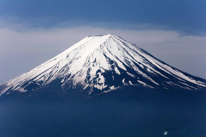 99岁老人挑战富士山途中摔倒获救 警方提醒量力而行海外新鲜事 一名99岁女性17