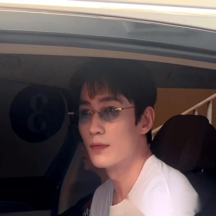 三十多岁的硬汉被当众按头喊宝宝，浑身上下连头发丝都在抗拒。 台下几百口子整齐划一