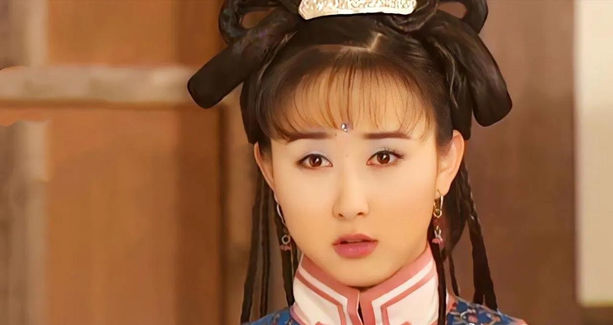 原来胡静的婆婆是胡静粉丝
胡静在剧组服装师的协助下，特意将苏茉儿的衣领改高半寸，