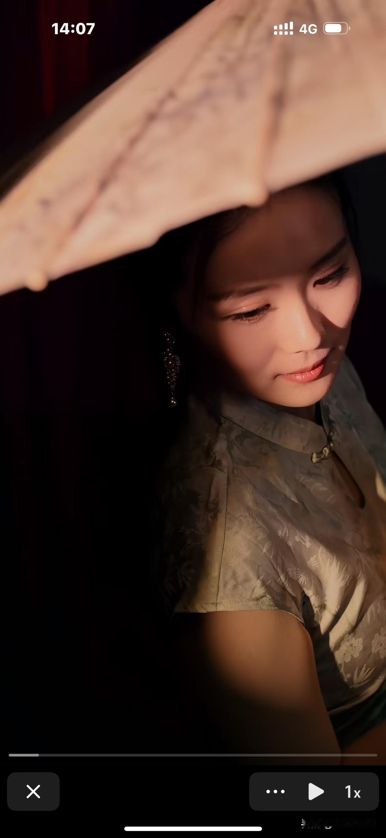 与辉同行新主播真真今晚9点首播不见不散。
据说会的才艺 钢琴、京韵大鼓、吉他、戏